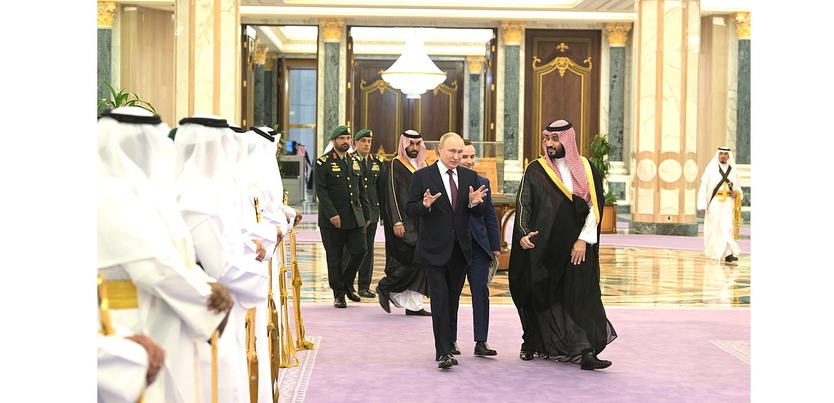 Wladimir Putin und Kronprinz Mohammed bin Salman im al-Yamamah-Palast des saudischen Königs.